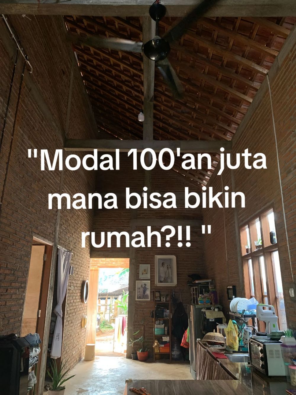 Luarnya mirip bangunan belum jadi, 9 potret rumah berlantai semen ini penataan interiornya apik