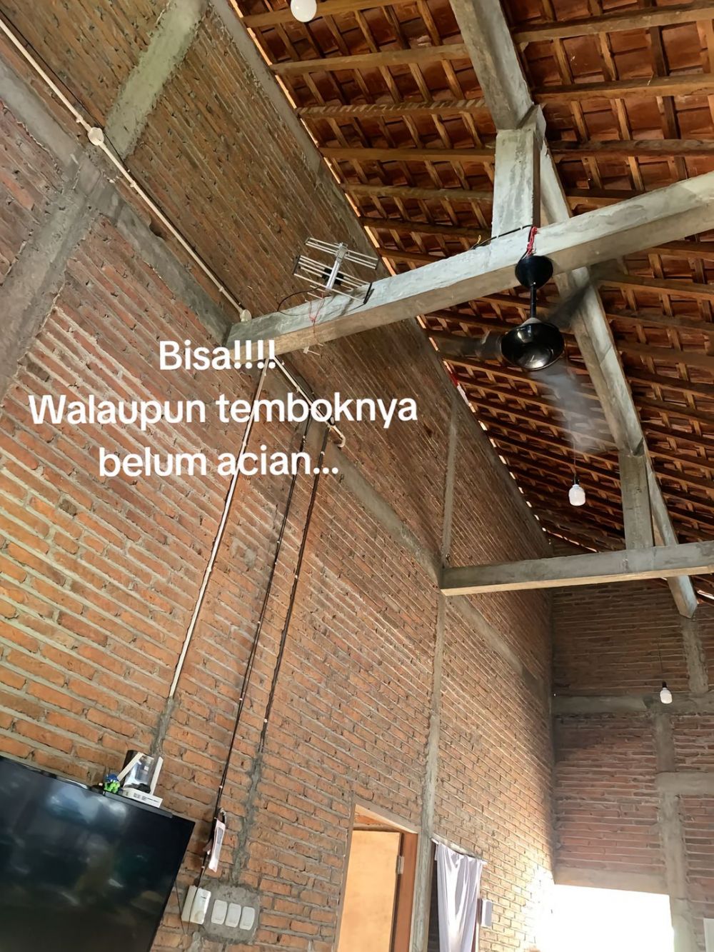 Luarnya mirip bangunan belum jadi, 9 potret rumah berlantai semen ini penataan interiornya apik