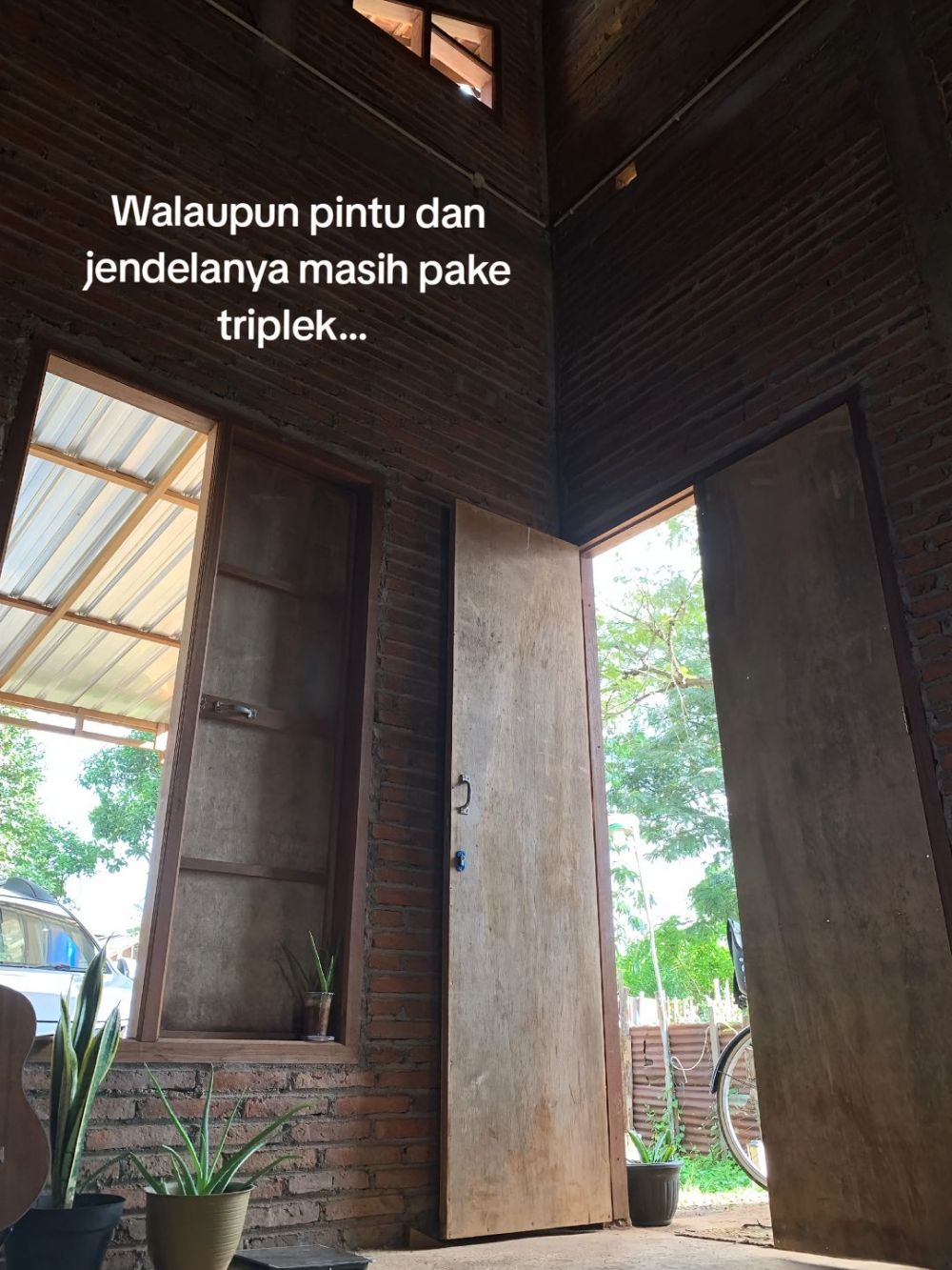 Luarnya mirip bangunan belum jadi, 9 potret rumah berlantai semen ini penataan interiornya apik