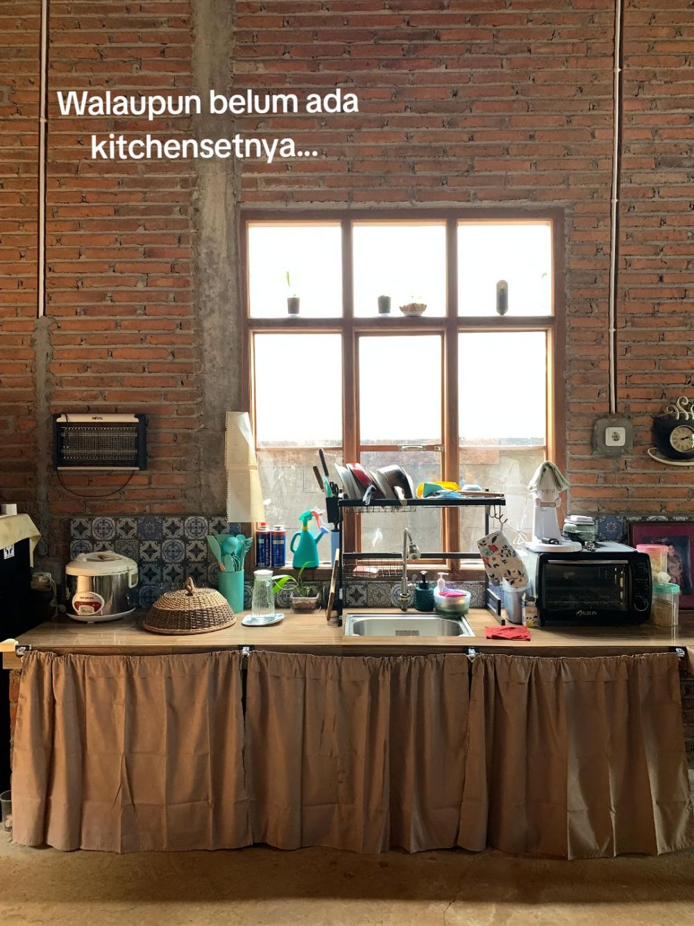 Luarnya mirip bangunan belum jadi, 9 potret rumah berlantai semen ini penataan interiornya apik