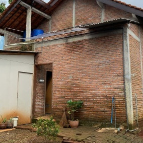 Luarnya mirip bangunan belum jadi, 9 potret rumah berlantai semen ini penataan interiornya apik