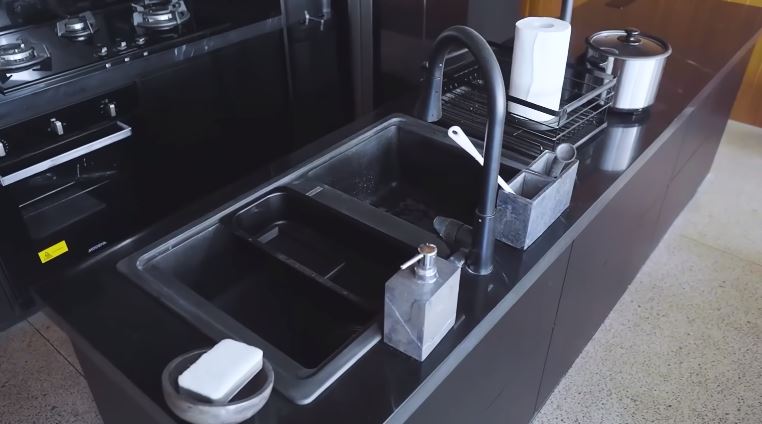 Natasha Rizky tempati rumah Desta pasca cerai, punya dapur serba hitam dilengkapi pantry rahasia