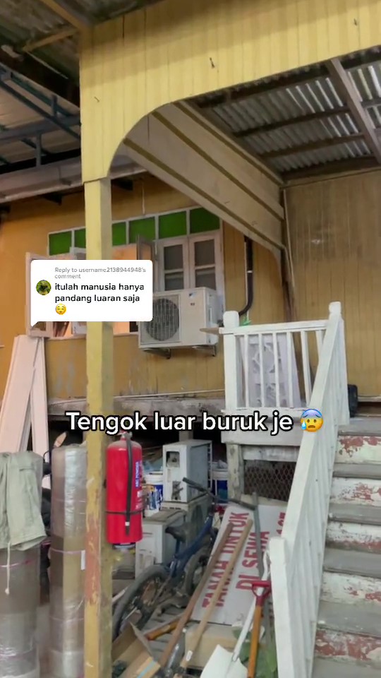 Dari luar terlihat gudang rongsokan, 10 potret bagian dalam rumah kayu ini seperti hotel bintang 5