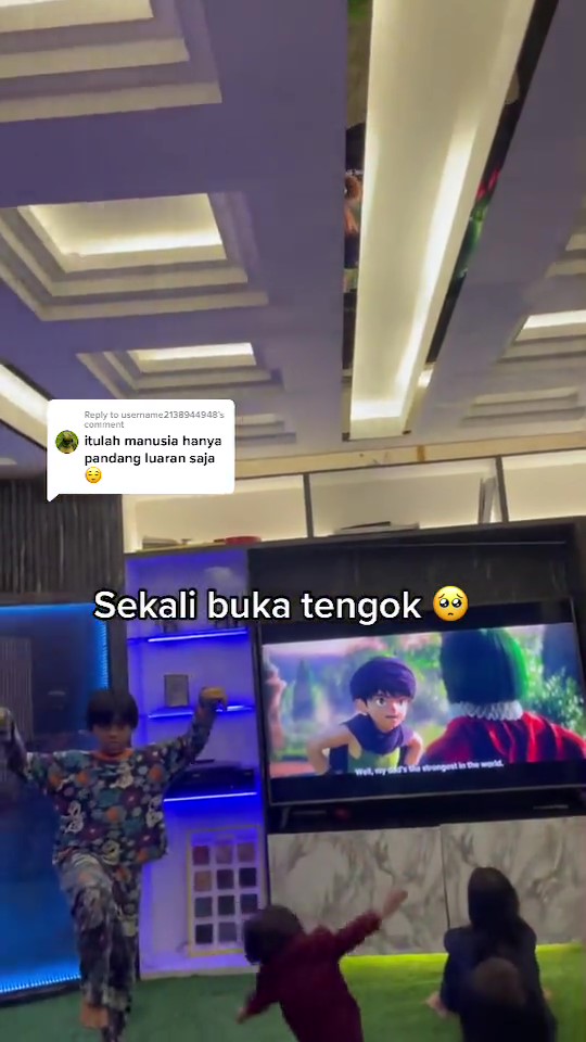 Dari luar terlihat gudang rongsokan, 10 potret bagian dalam rumah kayu ini seperti hotel bintang 5