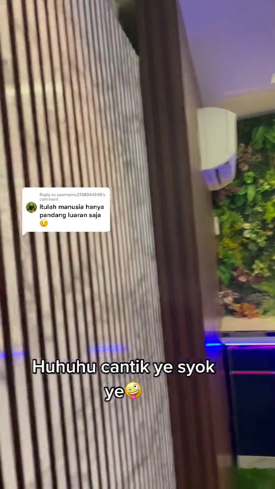 Dari luar terlihat gudang rongsokan, 10 potret bagian dalam rumah kayu ini seperti hotel bintang 5