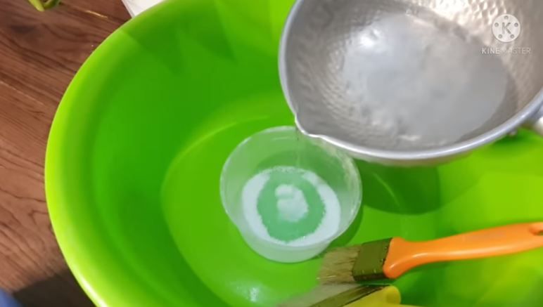 Trik mudah bersihkan kerak lumut di gayung agar kinclong lagi ala emak-emak, cuma tambah 1 bahan dapur