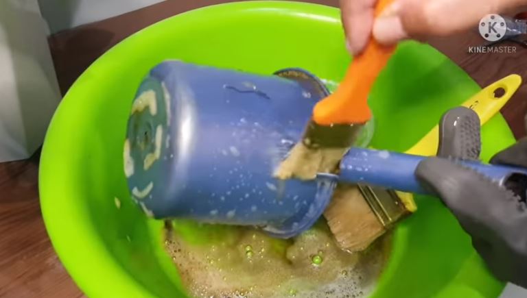 Trik mudah bersihkan kerak lumut di gayung agar kinclong lagi ala emak-emak, cuma tambah 1 bahan dapur