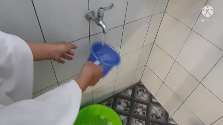 Trik mudah bersihkan kerak lumut di gayung agar kinclong lagi ala emak-emak, cuma tambah 1 bahan dapur