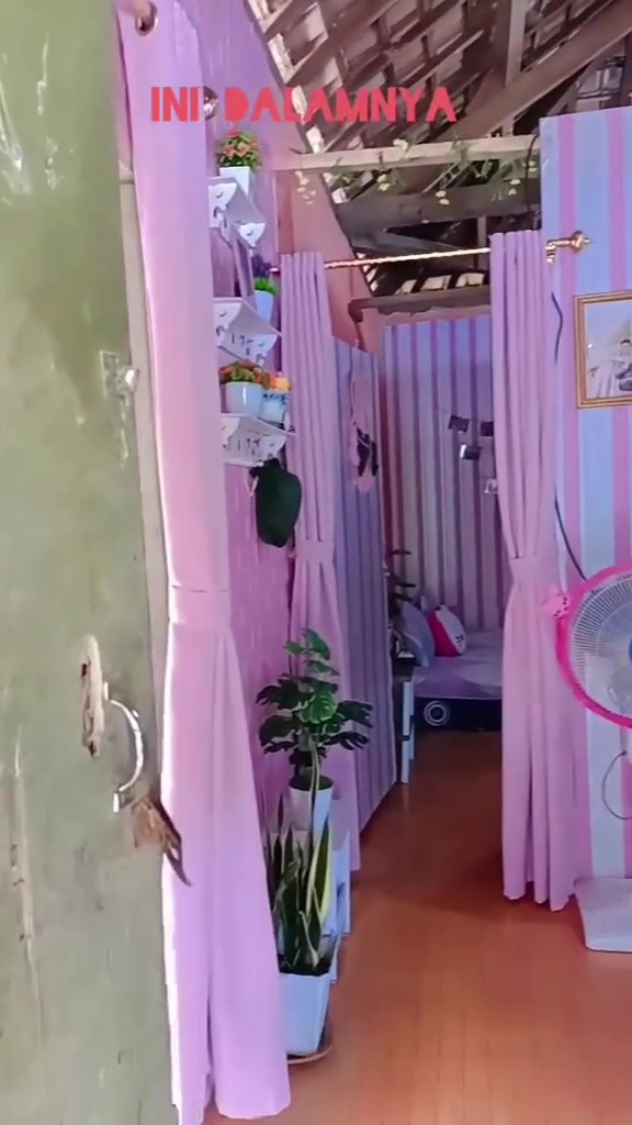 Dari luar terlihat buluk, 11 potret dalam rumah kayu ini full warna pink estetik