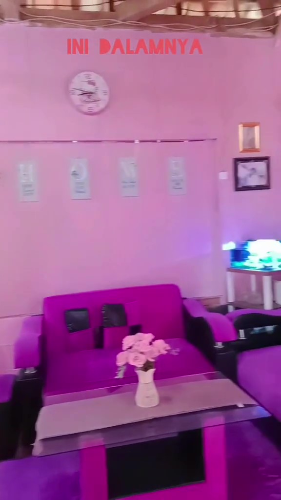 Dari luar terlihat buluk, 11 potret dalam rumah kayu ini full warna pink estetik