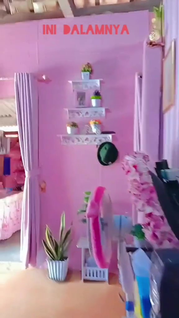 Dari luar terlihat buluk, 11 potret dalam rumah kayu ini full warna pink estetik