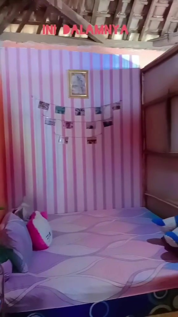 Dari luar terlihat buluk, 11 potret dalam rumah kayu ini full warna pink estetik