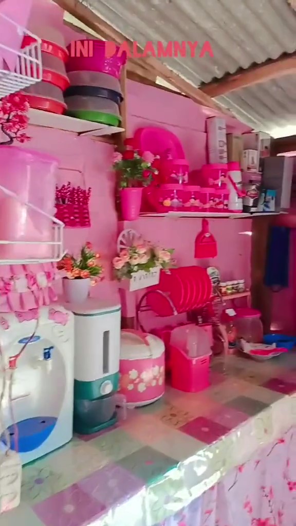 Dari luar terlihat buluk, 11 potret dalam rumah kayu ini full warna pink estetik