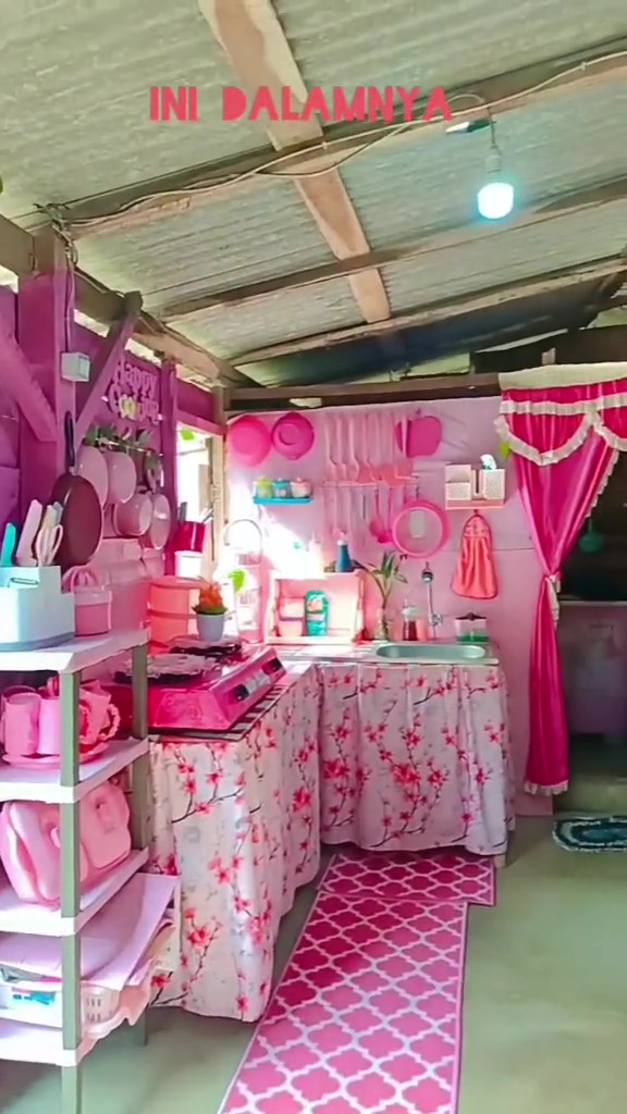 Dari luar terlihat buluk, 11 potret dalam rumah kayu ini full warna pink estetik