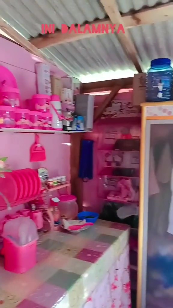 Dari luar terlihat buluk, 11 potret dalam rumah kayu ini full warna pink estetik