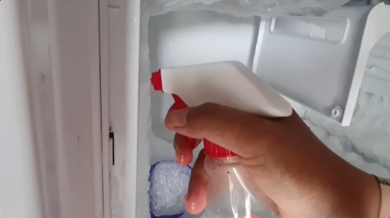 Trik emak-emak mencairkan bunga es di freezer tanpa disiram air garam, mudah pakai 1 bahan sederhana