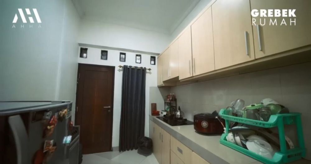 Hasil ngelawak bisa punya rumah dengan kolam ikan 1 hektar, 11 potret hunian Adul, sederhana tapi rapi