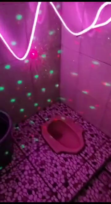 Kamar mandi toilet jongkok ini bikin heran, 11 potret interiornya antimainstream ada kipas angin