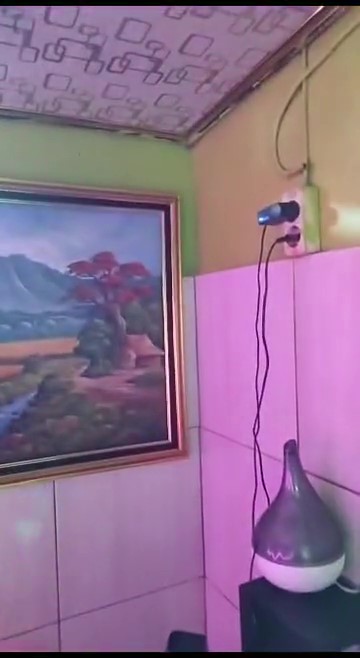 Kamar mandi toilet jongkok ini bikin heran, 11 potret interiornya antimainstream ada kipas angin