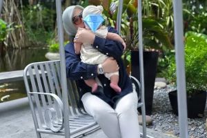 Anak Syahrini pilih nyeker, padahal punya sepatu mewah