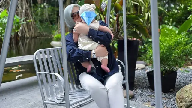 Anak Syahrini pilih nyeker, padahal punya sepatu mewah