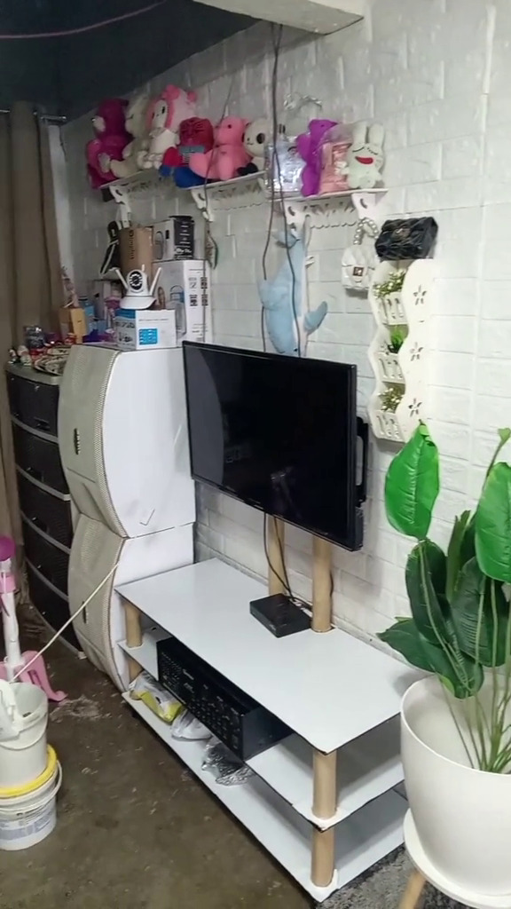 Dari luar seperti rumah kosong tak terawat, 9 potret dalam hunian sederhana ini estetik rapi pol