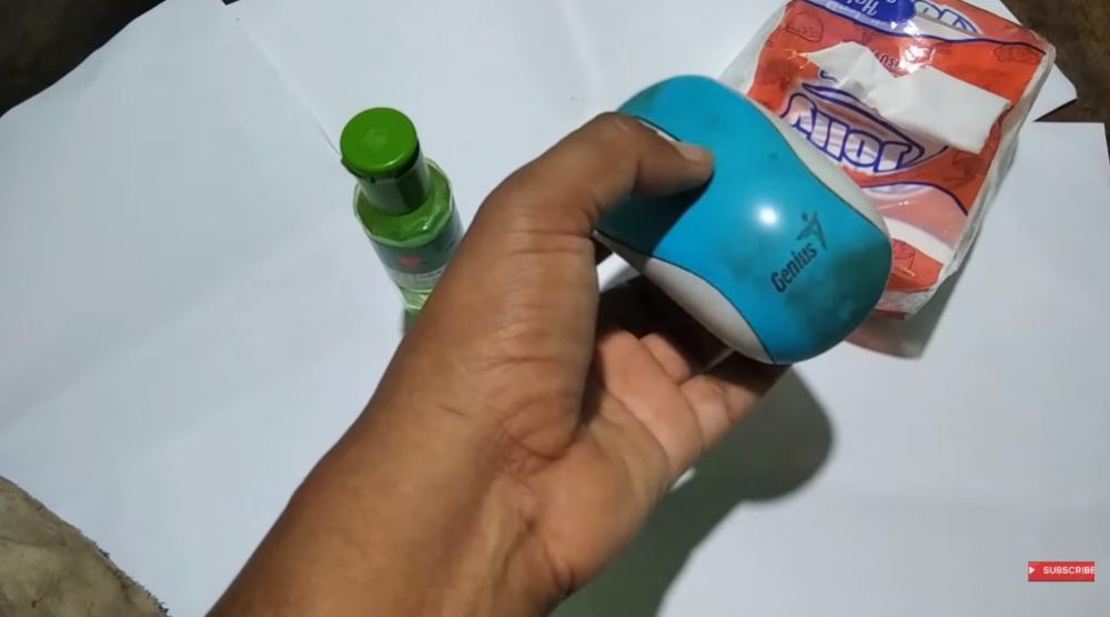 Trik bersihkan mouse kusam kotor jadi kinclong lagi tanpa alkohol atau dibongkar, pakai 1 bahan simpel