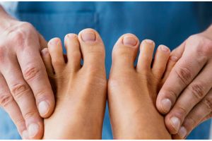 Bukan direndam air hangat, cara bersihkan kotoran kuku kaki agar tak mudah iritasi, pakai 1 jenis buah