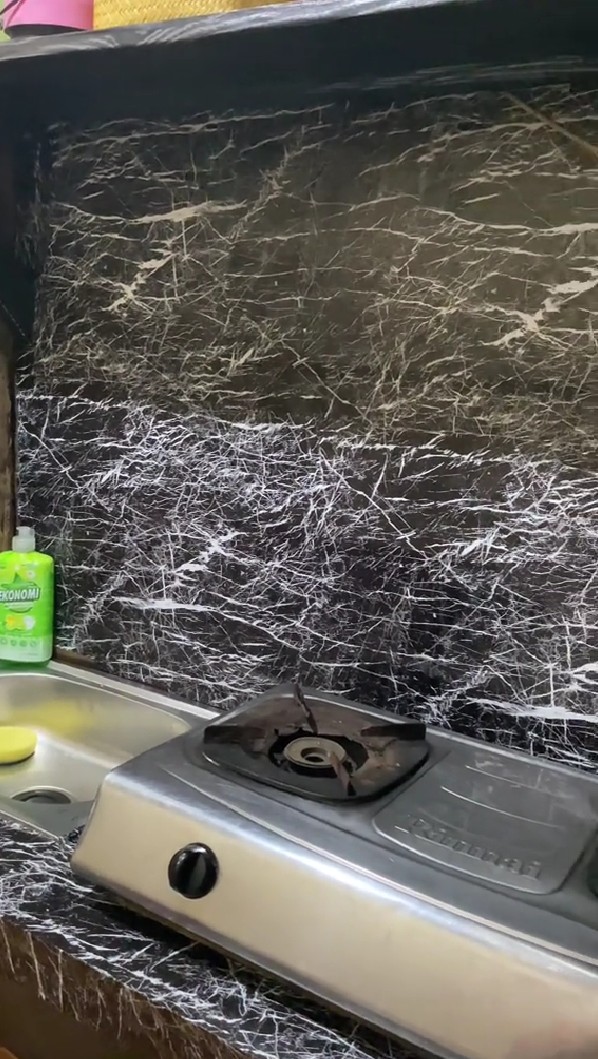 Dindingnya cuma dari kayu, 8 potret dapur usai makeover ini visualnya rapi meski tanpa kitchen set