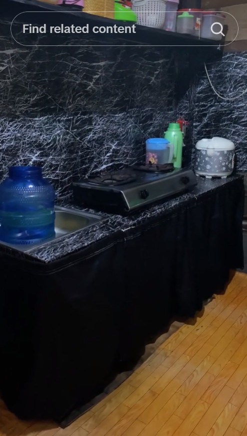 Dindingnya cuma dari kayu, 8 potret dapur usai makeover ini visualnya rapi meski tanpa kitchen set