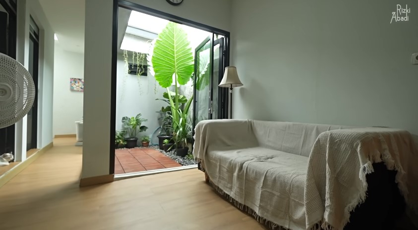 9 Potret garasi diubah jadi hunian mungil ini interiornya compact, ada space buat taman di dalam rumah