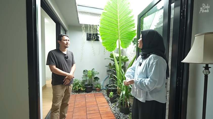 9 Potret garasi diubah jadi hunian mungil ini interiornya compact, ada space buat taman di dalam rumah