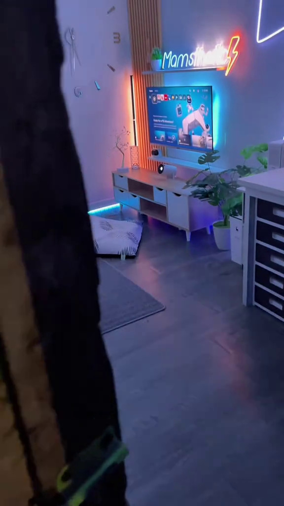 Terlihat kumuh dari luar, ternyata rumah ini punya kamar mewah dan estetik, intip 9 potretnya