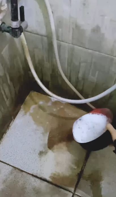 Trik dalam 5 menit kerak di lantai kamar mandi bersih, kembali kesat pakai tambahan 2 bahan dapur