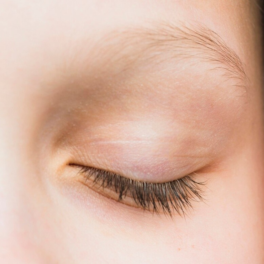 Trik bikin alis tampak tebal dan hitam alami tanpa eyebrow pencil, cukup andalkan 1 tanaman ini