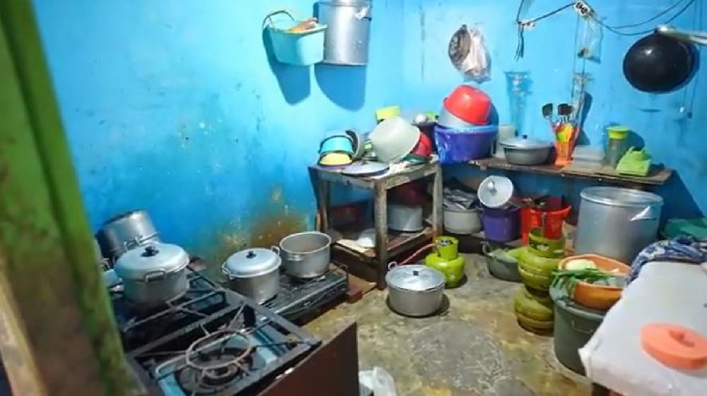 Bukan tenda kaki lima atau di kios, 9 potret unik warung nasi dalam kamar kos ini minimalis