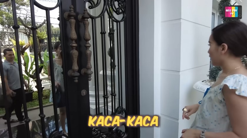 Punya rumah megah bak istana, 11 potret ruang tamu Ivan Gunawan penuh pajangan dari berbagai negara