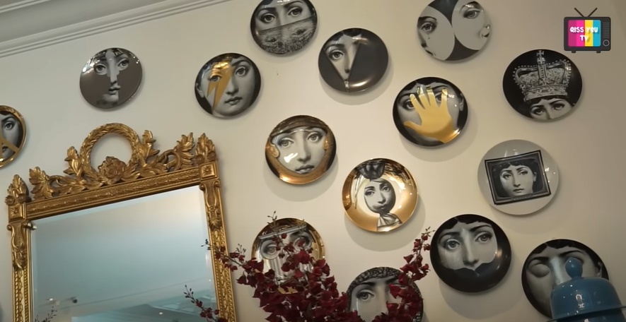 Punya rumah megah bak istana, 11 potret ruang tamu Ivan Gunawan penuh pajangan dari berbagai negara