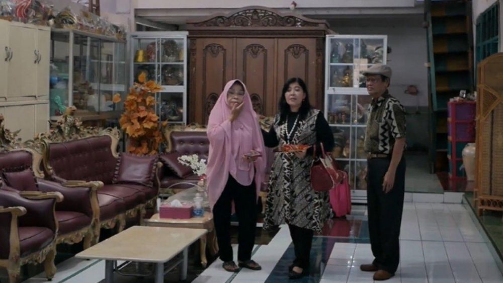 Setengah abad lebih jadi artis punya rumah klasik, 11 potret hunian Yati Pesek ini penuh ornamen Jawa