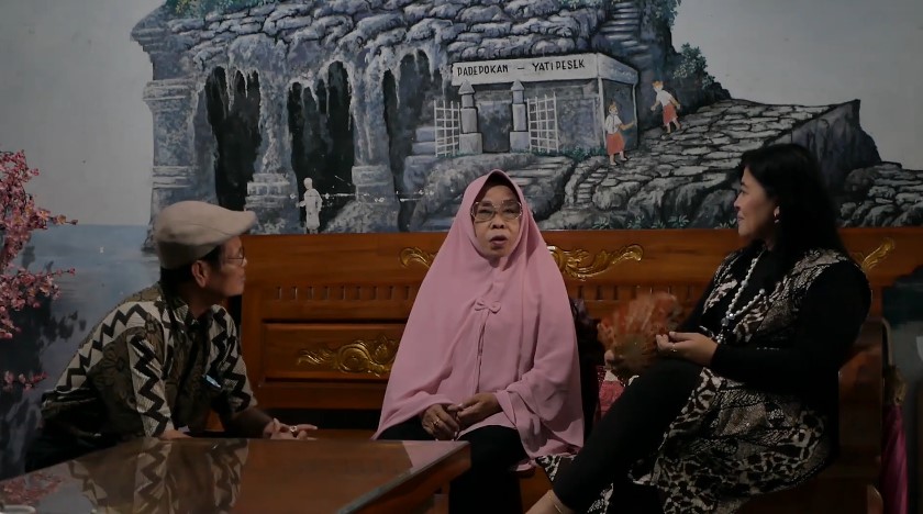 Setengah abad lebih jadi artis punya rumah klasik, 11 potret hunian Yati Pesek ini penuh ornamen Jawa