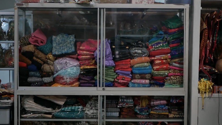 Setengah abad lebih jadi artis punya rumah klasik, 11 potret hunian Yati Pesek ini penuh ornamen Jawa