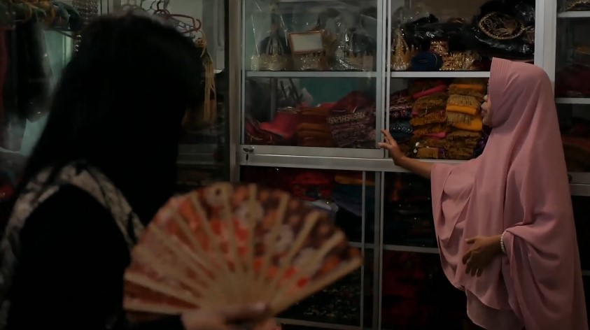 Setengah abad lebih jadi artis punya rumah klasik, 11 potret hunian Yati Pesek ini penuh ornamen Jawa