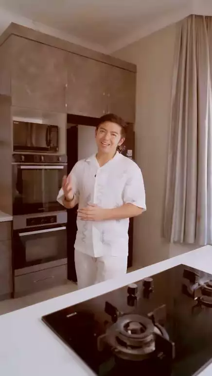 Dulu langganan bintangi FTV kini aktif jadi chef, potret dapur ngonten Nicky Tirta vibes-nya elegan