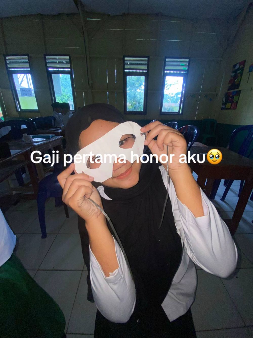 Gaji guru honorer ini cuma Rp9 ribu per jam dan dibayar rapel 3 bulan, total upahnya bikin miris