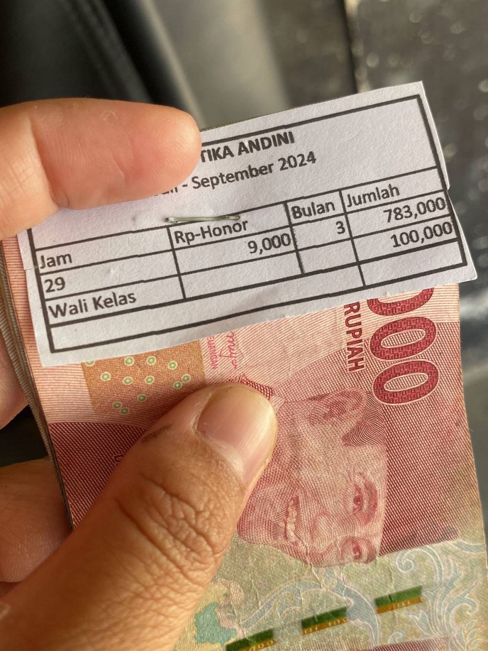 Gaji guru honorer ini cuma Rp9 ribu per jam dan dibayar rapel 3 bulan, total upahnya bikin miris