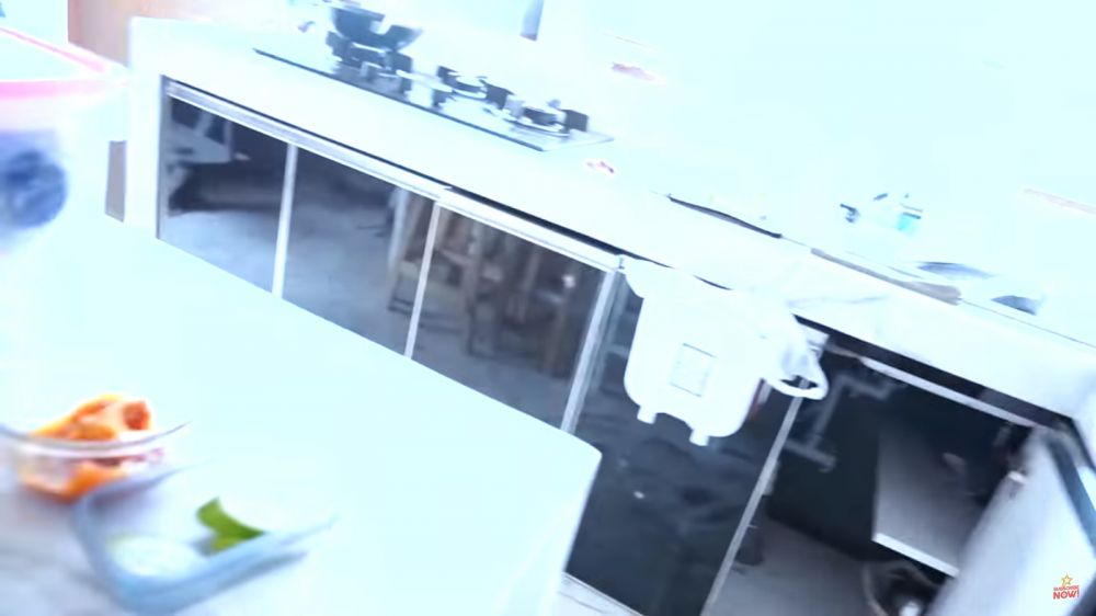 Sudah punya 4 rumah di usia 24 tahun, intip 9 potret dapur mewah Ghea Youbi yang dirombak dari garasi