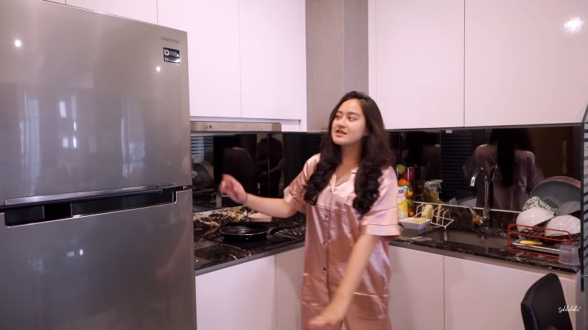 9 Penampakan dapur di apartemen Salshabilla Adriani, tanpa ada sekat dengan kamar tidur