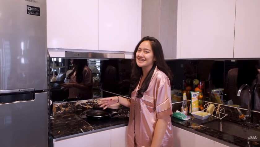 9 Penampakan dapur di apartemen Salshabilla Adriani, tanpa ada sekat dengan kamar tidur