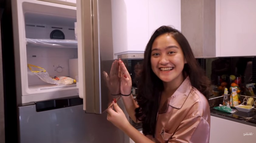 9 Penampakan dapur di apartemen Salshabilla Adriani, tanpa ada sekat dengan kamar tidur