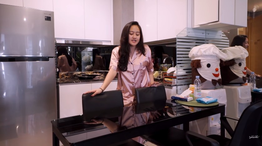 9 Penampakan dapur di apartemen Salshabilla Adriani, tanpa ada sekat dengan kamar tidur